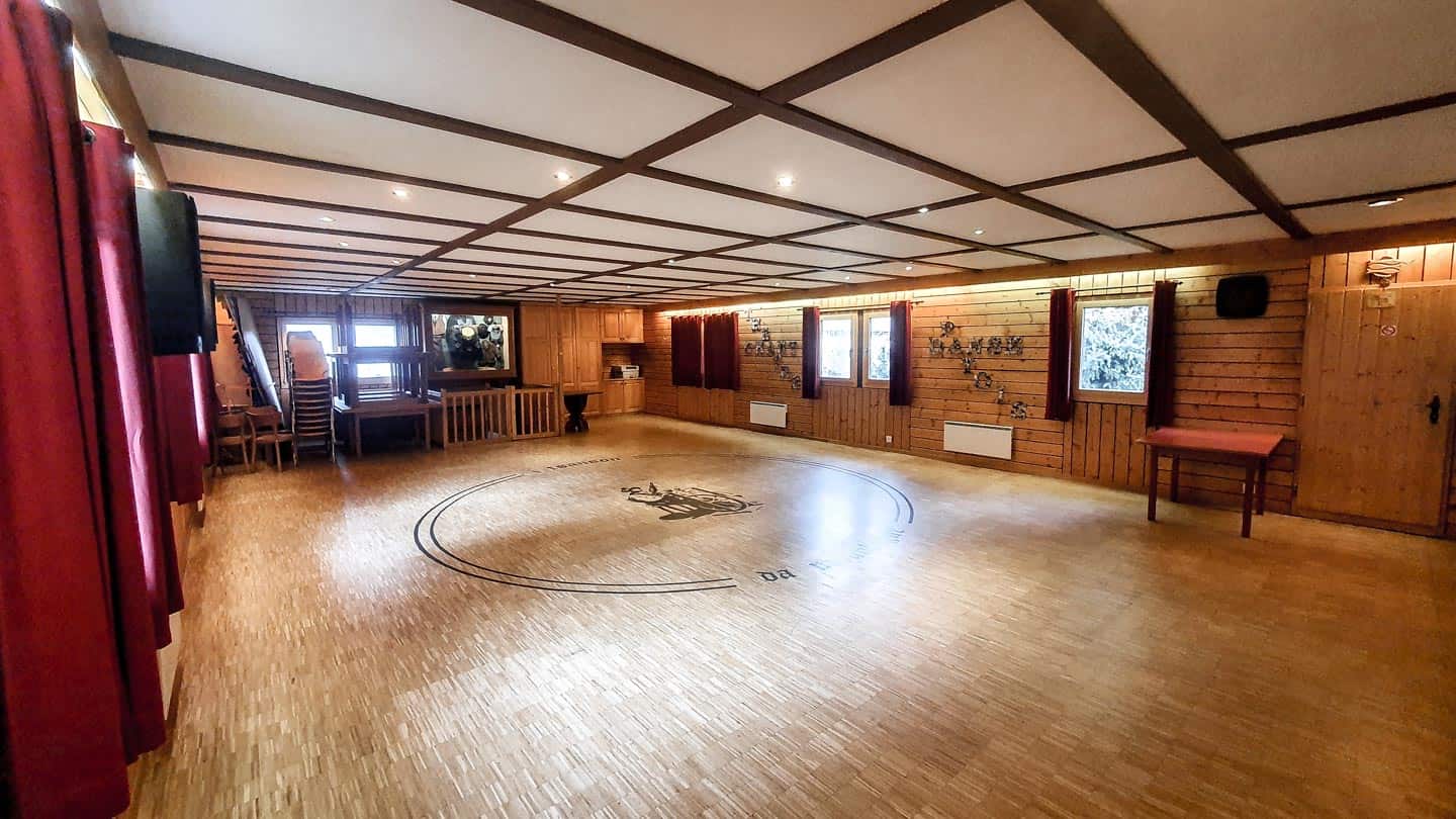 Vue intérieure de la salle de Beuson